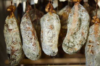 Sosis ürünlerinin üretim hattı. Mağazanın tezgahında asılı sosis. Fabrikada yapılan et ürünleri..