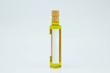 Plastik şişedeki zeytinyağı. İtalyan ürünleri ve baharatları. Mutfakta yemek pişirmek için..