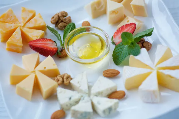 Rebanadas Queso Plato Blanco Con Miel Fruta — Foto de Stock