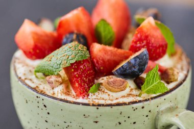 Kremalı ve taze meyveli yumuşak bir tatlı. Yemek tarzı ve sağlıklı yemek kavramı..