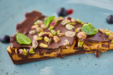 İçinde karamelli fındıkla süslenmiş lezzetli bir çikolatalı pasta. Yemek stili ve yemek tarifleri kavramı.