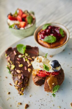 İçinde karamelli taze meyvelerle süslenmiş lezzetli kekler. Yemek stili ve yemek tarifleri kavramı.