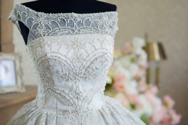 Dantelli, işlemeli kumaşlı, boncuklu gelinlikli manken..