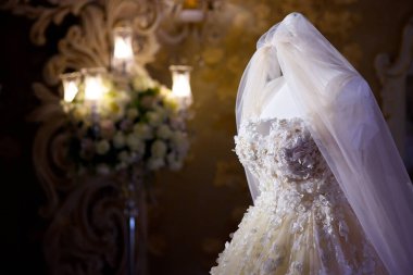 Dantelli, işlemeli kumaşlı, boncuklu gelinlikli manken..