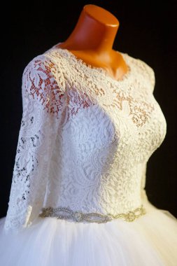 Dantelli, işlemeli kumaşlı, boncuklu gelinlikli manken..