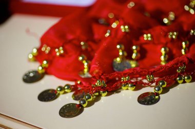 Kürt törenleri sırasında türban seremonisi. Düğünler ve diğer kutlamalar.