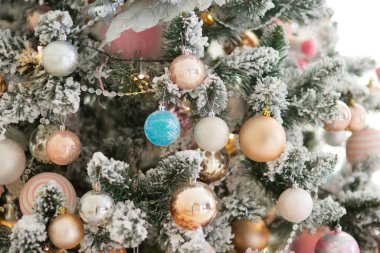 Parlak oyuncaklarla bir Noel ağacının dalına yakın çekim. Kutlama ve eğlence konsepti.