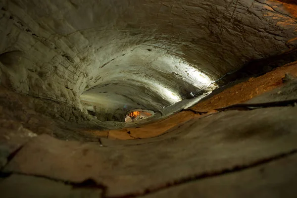 Vue Grotte Sombre Intérieur Avec Une Lumière Stalactites Stalagmites Dans — Photo