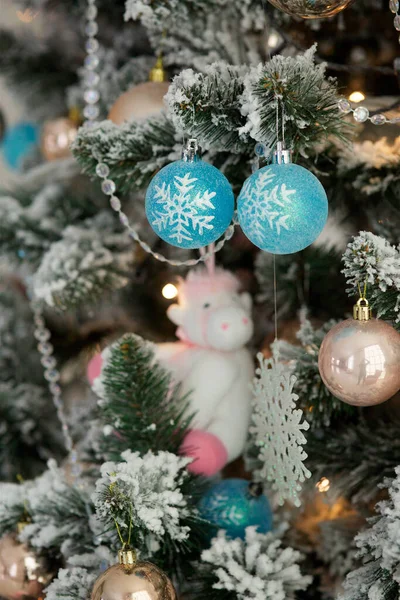 Close Ramo Uma Árvore Natal Com Brinquedos Brilhantes Conceito Celebração — Fotografia de Stock