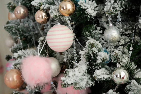 Primer Plano Rama Del Árbol Navidad Con Los Juguetes Brillantes — Foto de Stock