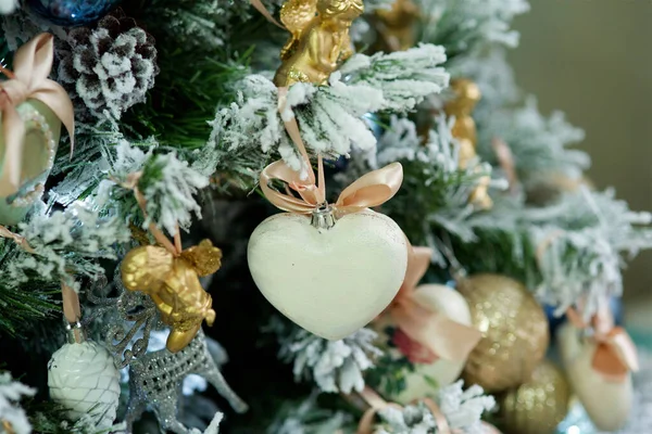 Elegante Decorado Con Bolas Figuras Árbol Navidad Con Hermoso Diseño — Foto de Stock