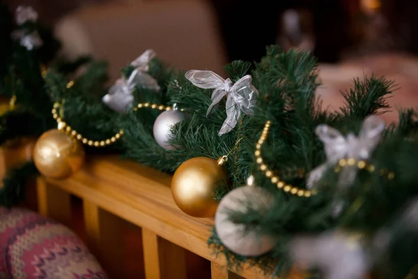 Elegante Decorado Con Bolas Figuras Árbol Navidad Con Hermoso Diseño — Foto de Stock