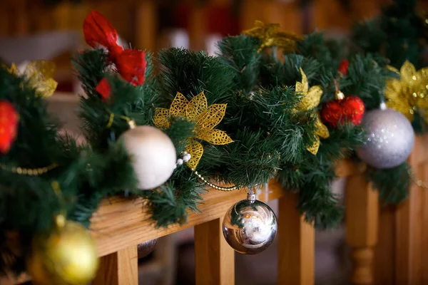 Elegante Decorado Con Bolas Figuras Árbol Navidad Con Hermoso Diseño — Foto de Stock