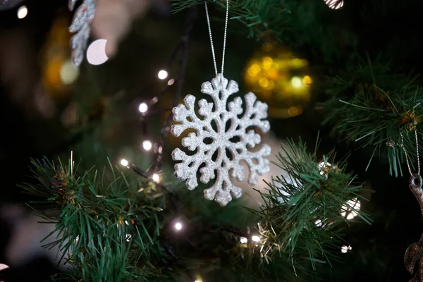 Elegante Decorado Con Bolas Figuras Árbol Navidad Con Hermoso Diseño — Foto de Stock