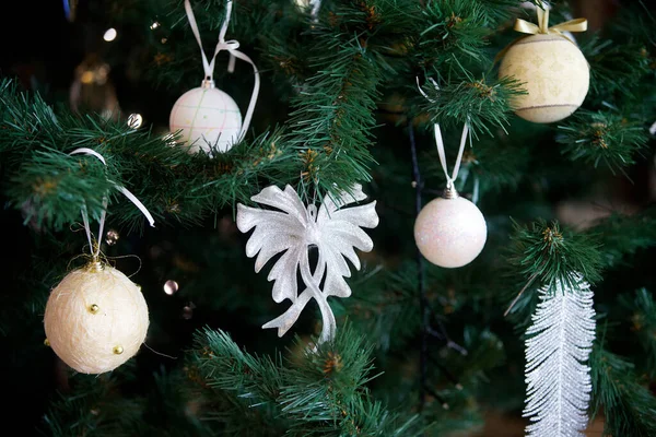 Elegante Decorado Con Bolas Figuras Árbol Navidad Con Hermoso Diseño — Foto de Stock