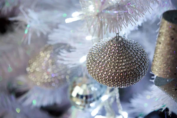 Elegante Decorado Con Bolas Figuras Árbol Navidad Con Hermoso Diseño — Foto de Stock