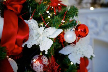 Toplar ve figürlerle süslenmiş güzel bir tasarımı olan Noel ağacı..