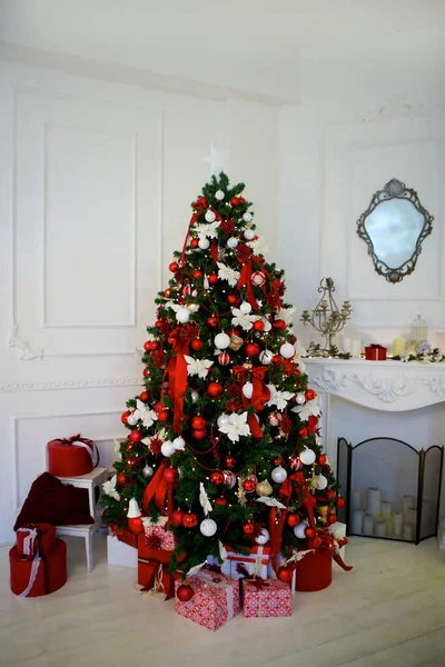 Árbol Navidad Está Vestido Una Habitación Casa Árbol Navidad Bolas — Foto de Stock