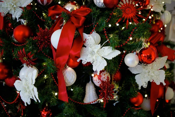 Elegante Decorado Con Bolas Figuras Árbol Navidad Con Hermoso Diseño — Foto de Stock