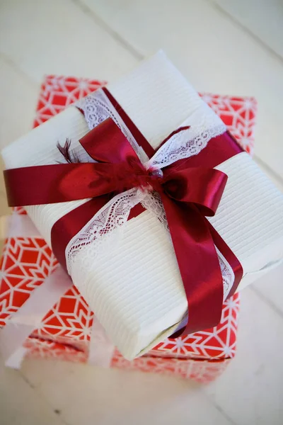 彩带圣诞或新年用彩带装饰的礼品盒 — 图库照片