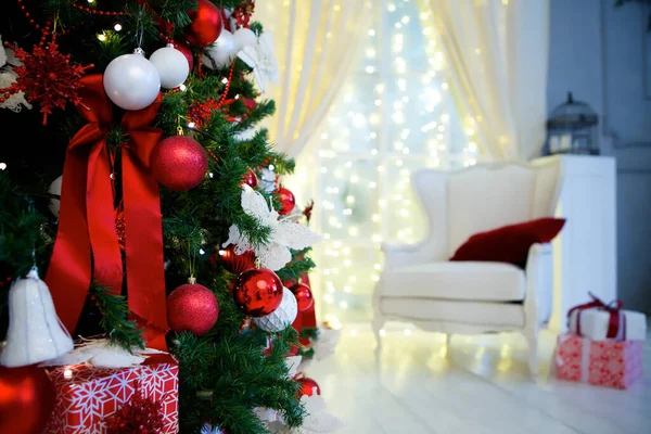 Різдвяна Ялинка Одягнена Домашню Кімнату Ялинці Пофарбовані Кульки Червоного Білого — стокове фото