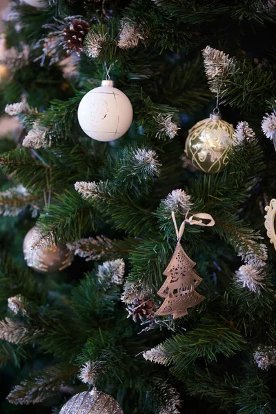 Toplar Figürlerle Süslenmiş Güzel Bir Tasarımı Olan Noel Ağacı Stok Fotoğraf