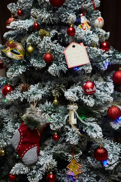 Elegante Decorado Con Bolas Figuras Árbol Navidad Con Hermoso Diseño — Foto de Stock