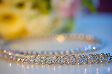 Gelin ya da şık bir kadın için lüks bir bilezik. Mücevher aksesuarları. Seçici odak.