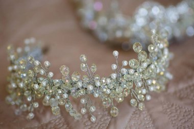 Bir gelin ya da prenses için lüks bir taç. Mücevher aksesuarları. Seçici odak.