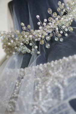 Bir gelin ya da prenses için lüks bir taç. Mücevher aksesuarları. Seçici odak.