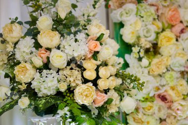 Kompozisyon, çiçekçiler tarafından parti, düğün ya da kutlamada taze çiçeklerden yapıldı..