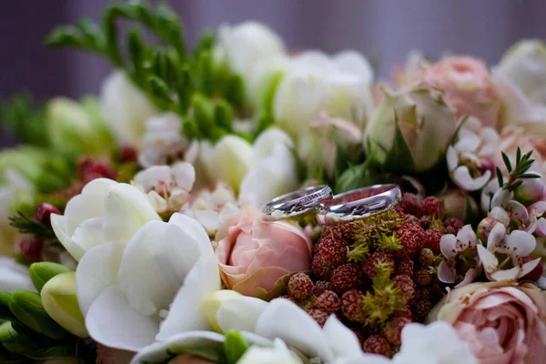 Eheringe Aus Metall Liegen Auf Einem Schönen Strauß Frischer Blumen — Stockfoto