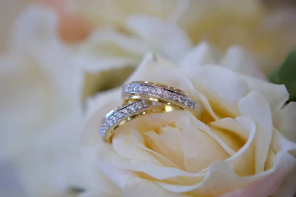 Wedding Rings Made Metal Lie Beautiful Bouquet Fresh Flowers Concept — Stock Photo, Image