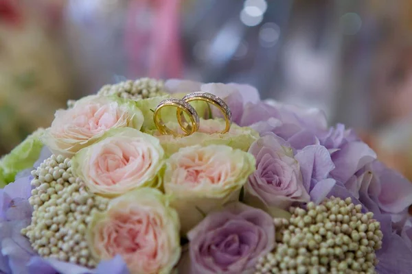 Trouwringen Van Metaal Liggen Een Mooi Boeket Verse Bloemen Het — Stockfoto