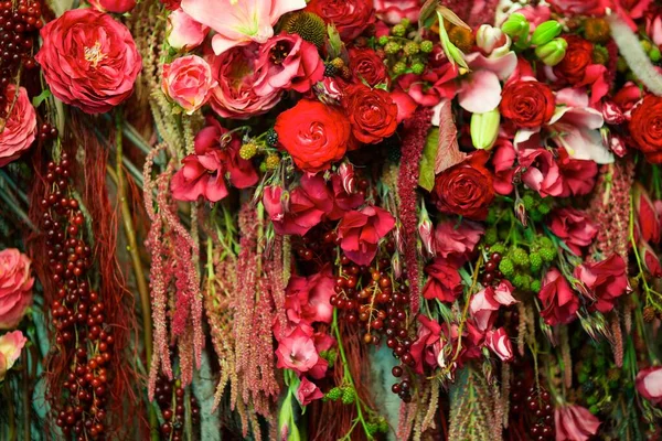 組成物は パーティー 結婚式やお祝いの新鮮な花からの花で作られています — ストック写真