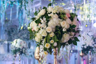 Kompozisyon, çiçekçiler tarafından parti, düğün ya da kutlamada taze çiçeklerden yapıldı..