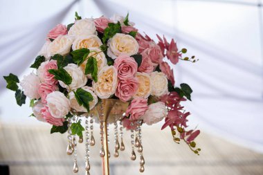 Kompozisyon, çiçekçiler tarafından parti, düğün ya da kutlamada taze çiçeklerden yapıldı..