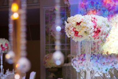 Kompozisyon, çiçekçiler tarafından parti, düğün ya da kutlamada taze çiçeklerden yapıldı..