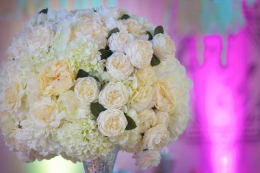 Kompozisyon, çiçekçiler tarafından parti, düğün ya da kutlamada taze çiçeklerden yapıldı..