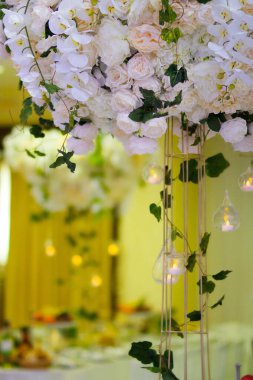 Kompozisyon, çiçekçiler tarafından parti, düğün ya da kutlamada taze çiçeklerden yapıldı..