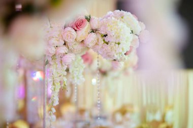 Kompozisyon, çiçekçiler tarafından parti, düğün ya da kutlamada taze çiçeklerden yapıldı..