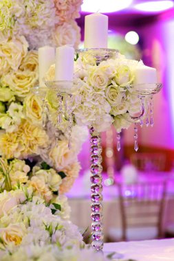 Kompozisyon, çiçekçiler tarafından parti, düğün ya da kutlamada taze çiçeklerden yapıldı..