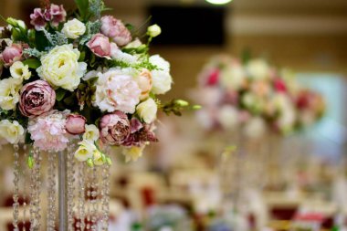 Kompozisyon, çiçekçiler tarafından parti, düğün ya da kutlamada taze çiçeklerden yapıldı..