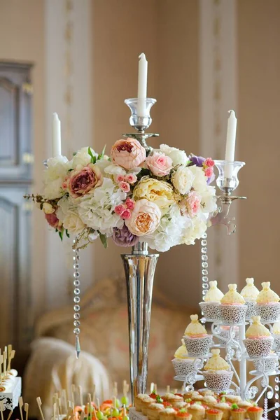 Composizione Fatta Fioristi Fiori Freschi Alla Festa Matrimonio Celebrazione — Foto Stock