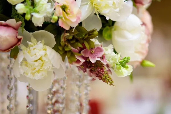 Composizione Fatta Fioristi Fiori Freschi Alla Festa Matrimonio Celebrazione — Foto Stock