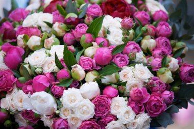 Kompozisyon, çiçekçiler tarafından parti, düğün ya da kutlamada taze çiçeklerden yapıldı..