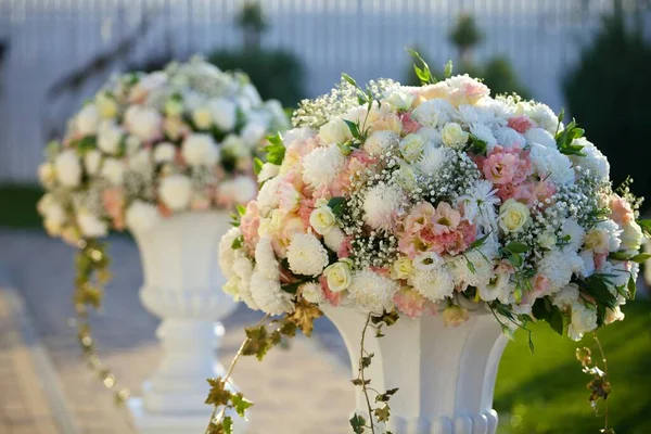Σύνθεση Γίνεται Από Ανθοπωλεία Από Φρέσκα Λουλούδια Στο Πάρτι Γάμο — Φωτογραφία Αρχείου