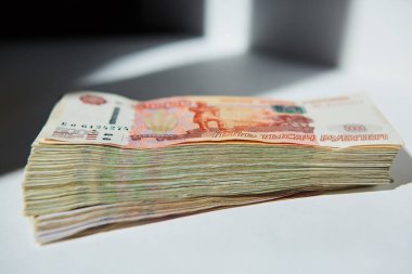 Rusya 'nın nominal değeri 5000 ruble olan banknotları beyaz bir yüzey üzerinde büyük miktarda para yatıyor. Ekonomi ve bankacılık sistemi, finansman ve bütçe hesapları kavramı.