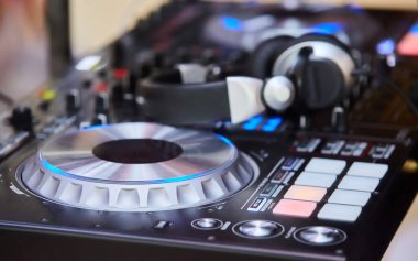 Müzik kaydederken veya şarkı çalarken sesi kontrol etmek için DJ kumandası.