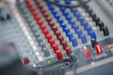 Müzik kaydederken veya şarkı çalarken sesi kontrol etmek için DJ kumandası.